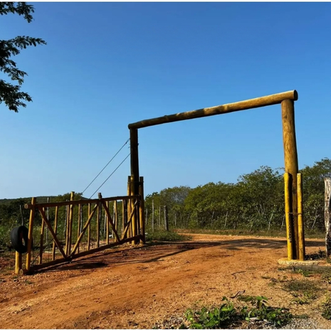 Porteira rural com eucalipto tratado